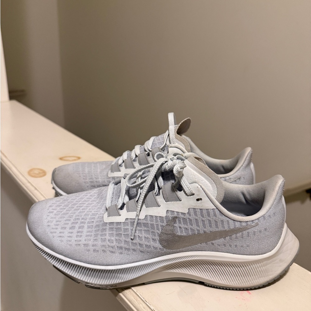 Nike Women's Light Gray Athletic Shoes